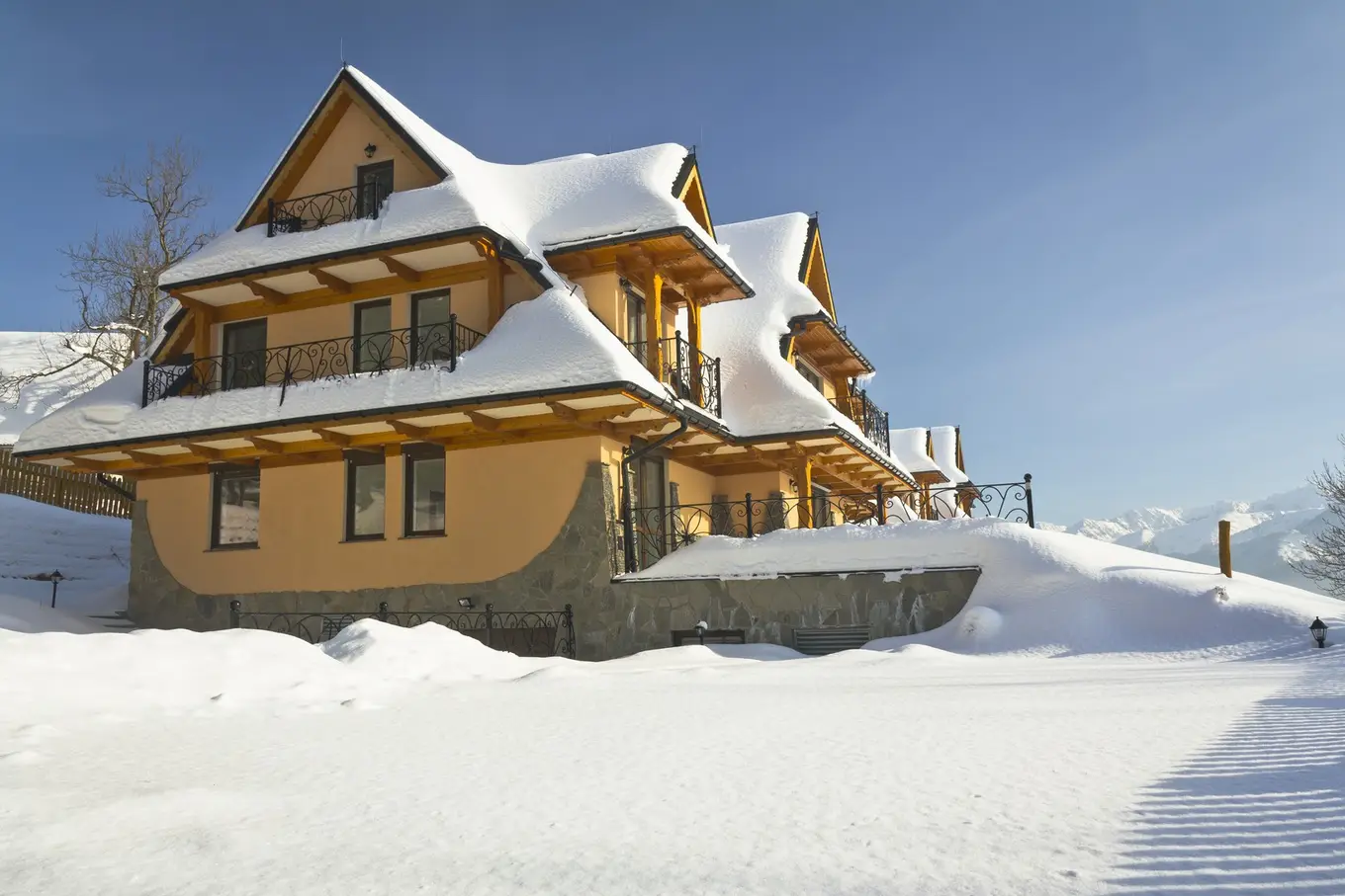 zaśnieżony dom w górach